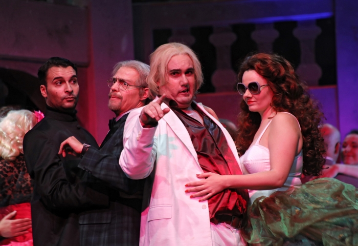 Finale II Die Fledermaus. Regie: Kay Link