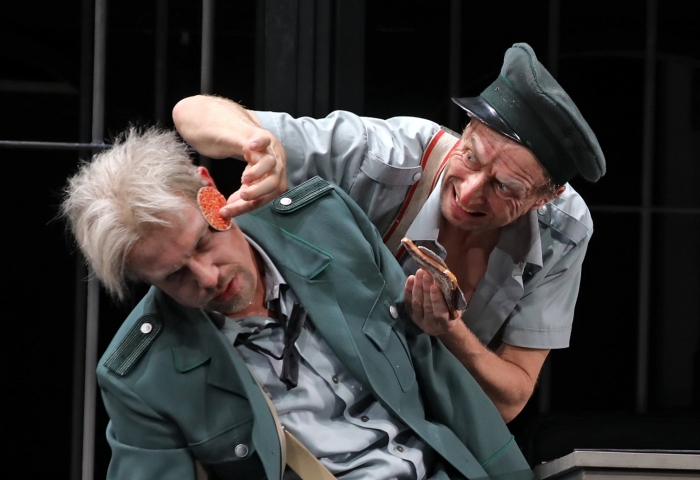 Frosch und Frank. Fledermaus 3. Akt. Regie: Kay Link