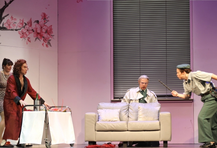 Verhaftung 1. Akt. Die Fledermaus. Regie: Kay Link