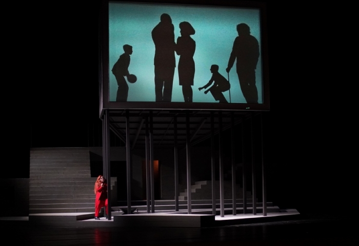 Medea unten, Glücliche-Familie-Schattenspiel oben. Regie: Kay Link