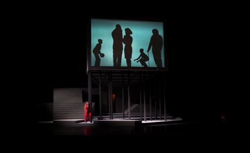 Medea unten, Glücliche-Familie-Schattenspiel oben. Regie: Kay Link